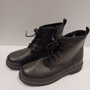 New black w/ shoelace boots size 4
